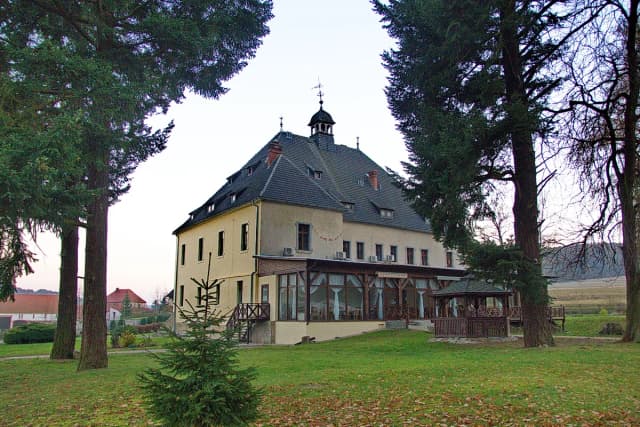 Pałac w Grobli - odkryj fascynującą historię i piękno architektury Pałac w Grobli - odkryj fascynującą historię i piękno architektury