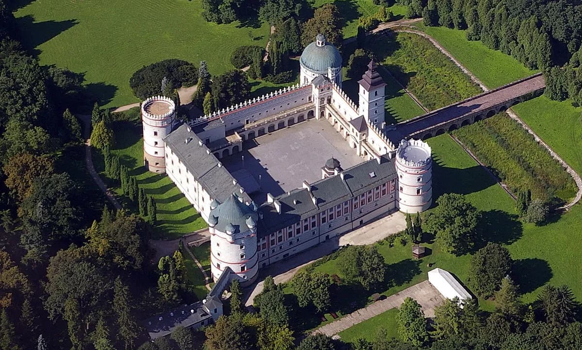 Zamek w Krasiczynie - fascynująca historia i niezapomniane atrakcje Zamek w Krasiczynie - fascynująca historia i niezapomniane atrakcje