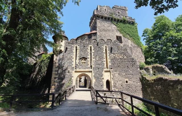 Zamki w Wielkopolsce: Fascynujące historie i ukryte skarby regionu Zamki w Wielkopolsce: Fascynujące historie i ukryte skarby regionu