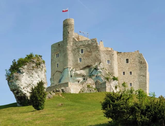 Zamek w Mirowie - Malownicze Ruiny i Historia, Która Zadziwia Zamek w Mirowie - Malownicze Ruiny i Historia, Która Zadziwia