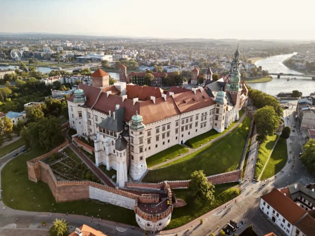 Zamek w Krakowie: Tajemnice historii i atrakcje na Wawelu Zamek w Krakowie: Tajemnice historii i atrakcje na Wawelu