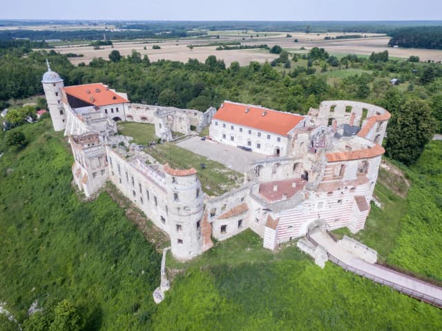 Zamek w Janowcu - Fascynująca Historia i Atrakcje dla Turystów Zamek w Janowcu - Fascynująca Historia i Atrakcje dla Turystów
