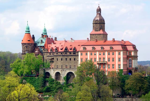 Zamki w Wałbrzychu - fascynujące historie i tajemnice regionu Dolnego Śląska Zamki w Wałbrzychu - fascynujące historie i tajemnice regionu Dolnego Śląska