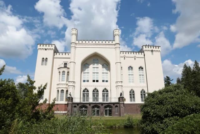 Zamek w Kórniku - fascynująca historia i urokliwe atrakcje turystyczne Zamek w Kórniku - fascynująca historia i urokliwe atrakcje turystyczne