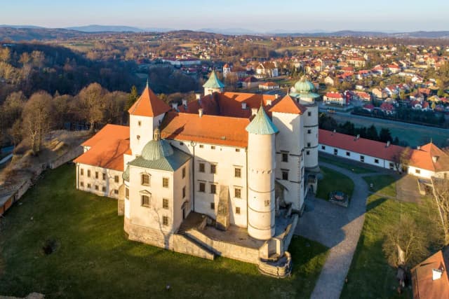 Zamek w Wiśniczu - fascynująca historia i atrakcje turystyczne Zamek w Wiśniczu - fascynująca historia i atrakcje turystyczne