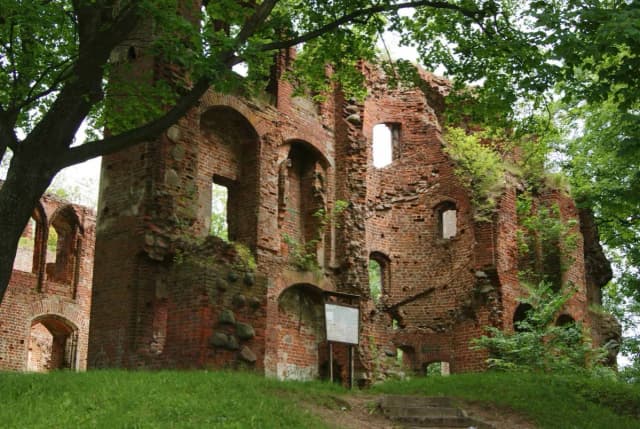 Zamek w Dobrej: Fascynująca historia i tajemnice ruin w Polsce Zamek w Dobrej: Fascynująca historia i tajemnice ruin w Polsce