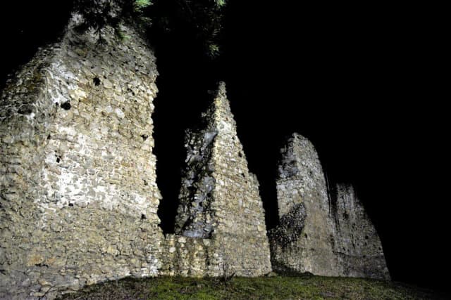 Ruiny zamku w Bydlinie – historia, tajemnice i atrakcje turystyczne Ruiny zamku w Bydlinie – historia, tajemnice i atrakcje turystyczne