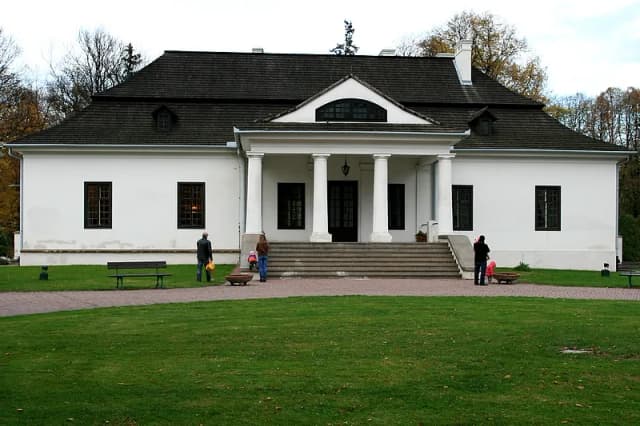 Dworki Kraków: Odkryj ich historię, architekturę i możliwości wynajmu Dworki Kraków: Odkryj ich historię, architekturę i możliwości wynajmu