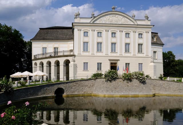 Pałac w Kurozwękach: fascynująca historia i niezwykłe atrakcje turystyczne Pałac w Kurozwękach: fascynująca historia i niezwykłe atrakcje turystyczne