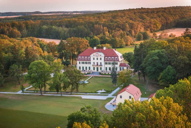 Pałac Radomiłów - wyjątkowe miejsce na wesele w historycznych wnętrzach Pałac Radomiłów - wyjątkowe miejsce na wesele w historycznych wnętrzach