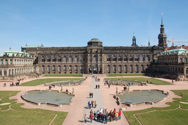 Pałac Zwinger - najwspanialszy barokowy kompleks muzealny w Dreźnie Pałac Zwinger - najwspanialszy barokowy kompleks muzealny w Dreźnie