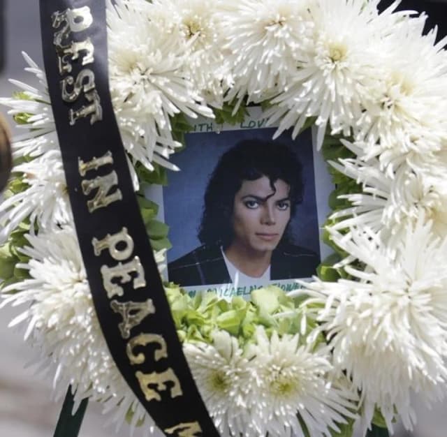 Tragiczna śmierć Michaela Jacksona. Szokujące kulisy ostatnich chwil króla popu Tragiczna śmierć Michaela Jacksona. Szokujące kulisy ostatnich chwil króla popu